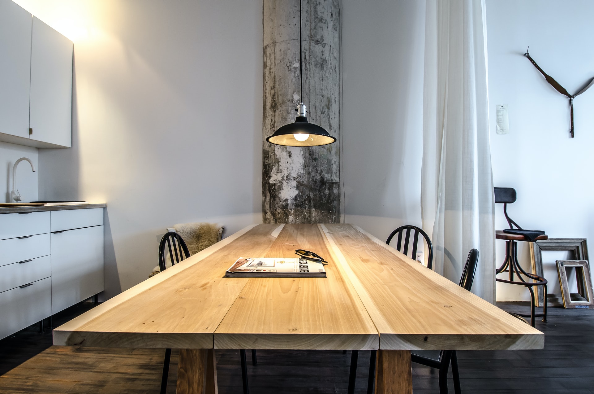 Jeśli stół, to tylko drewniany! Jak wybrać najlepszy stół do swojej jadalni?