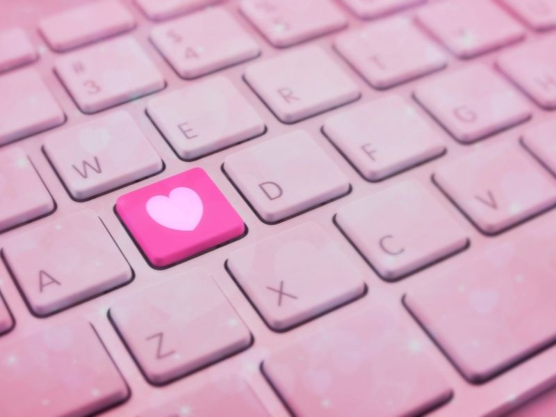 Czy randkowanie online jest lepsze od spotkań na żywo? Zalety portali randkowych