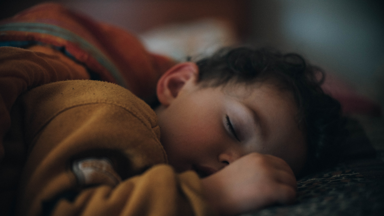 Powody, dla których Twoje dziecko nie śpi i jak sobie z tym poradzić