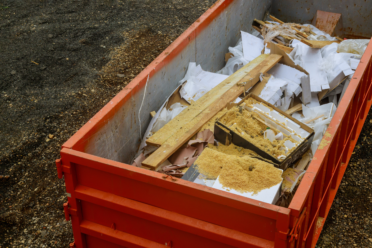 Wywóz śmieci w kontenerach Warszawa – na czym to polega?
